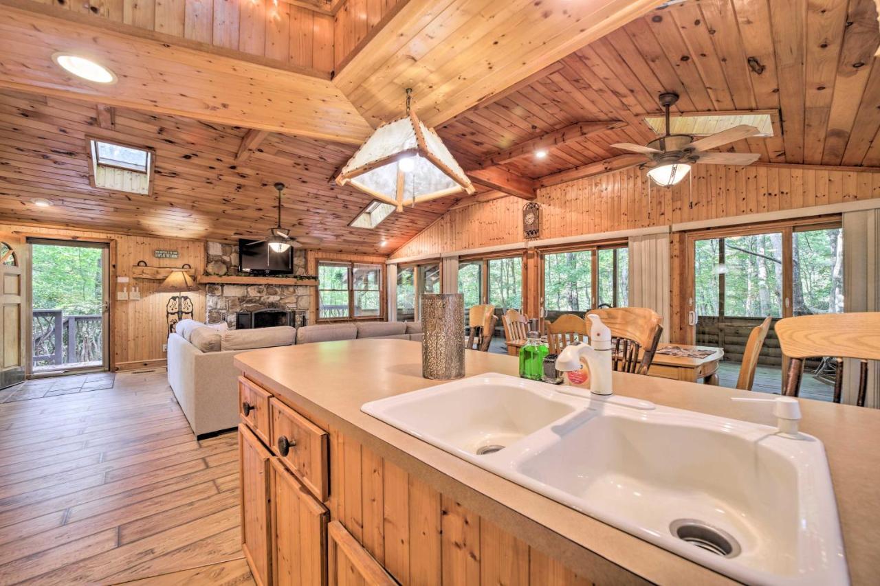 Cozy Lake Toxaway Cabin With Deck, Fire Pit And Grill! Εξωτερικό φωτογραφία